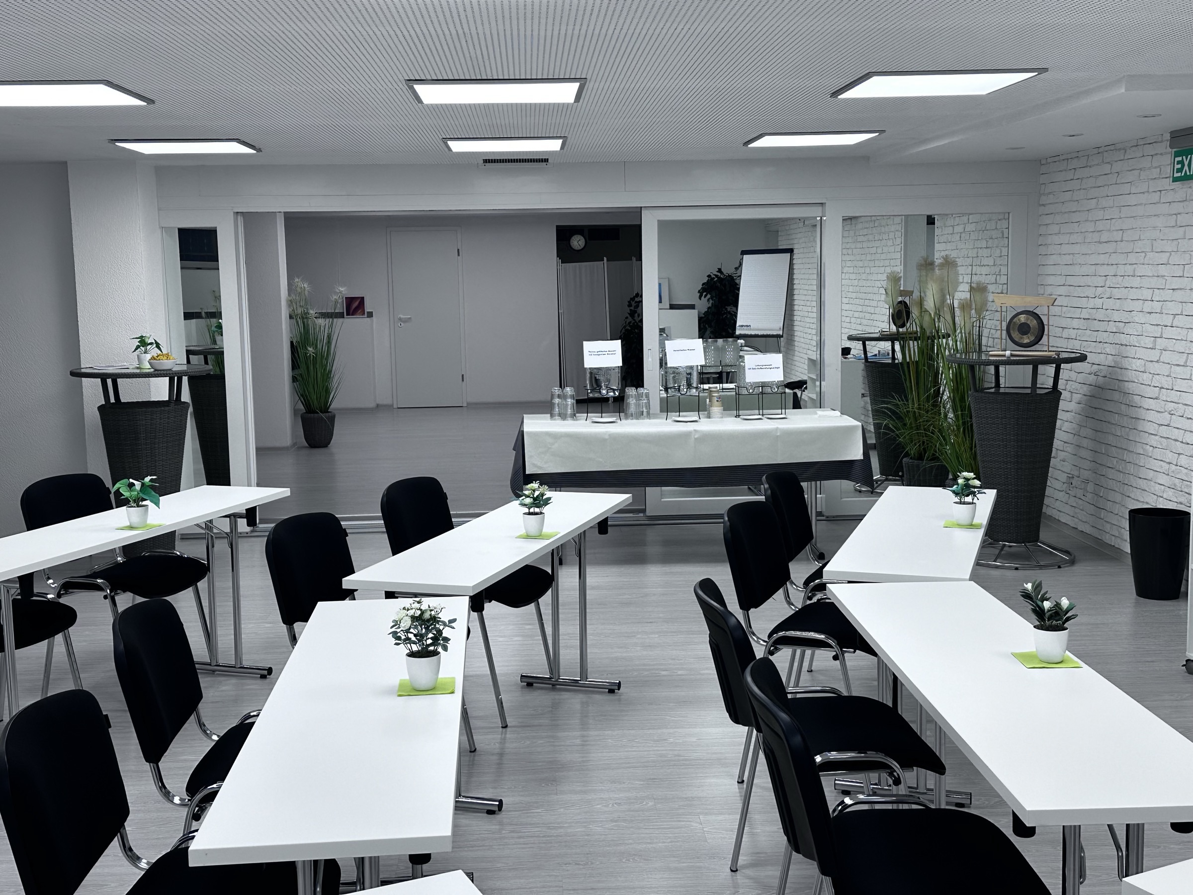 Seminarraum mit geöffneter Trennwand zum zweiten Raum